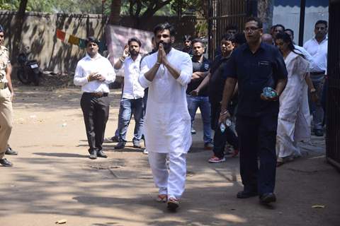 Suniel Shetty at his father's funeral!