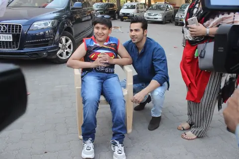 Varun Dhawan poses with a fan at Mehboob Studio