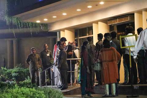 Aishwarya & Bachchan Family arrive at Hospital