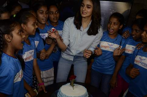 Alia Bhatt Hosts Special Screening of 'Beauty & Beast' for NGO Kids