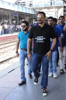 Vivek Oberoi takes a train journey to promote housing project Karrm Brahmaand!