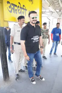 Vivek Oberoi takes a train journey to promote housing project Karrm Brahmaand!