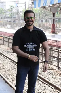 Vivek Oberoi takes a train journey to promote housing project Karrm Brahmaand!