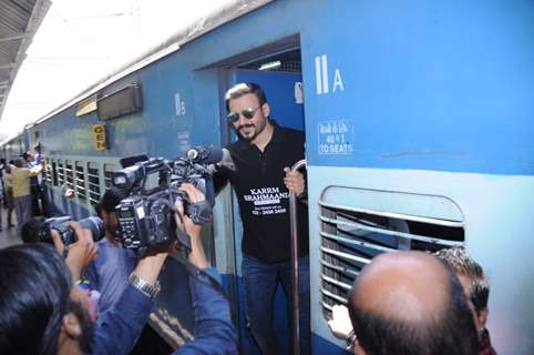 Vivek Oberoi takes a train journey to promote housing project Karrm Brahmaand!