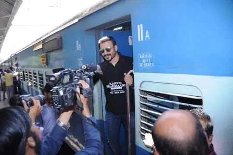 Vivek Oberoi takes a train journey to promote housing project Karrm Brahmaand!