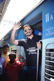 Vivek Oberoi takes a train journey to promote housing project Karrm Brahmaand!