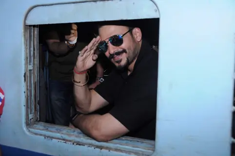 Vivek Oberoi takes a train journey to promote housing project Karrm Brahmaand!