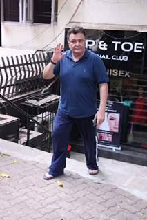 Rishi Kapoor Snapped at Tip Toe Salon, Bandra