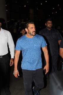 AirportDiaries: Salman Khan and family return from Maldives!