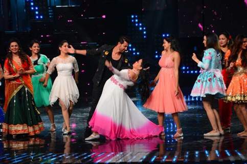 Hrithik Roshan sets the stage on fire at 'Nach Bachliye'