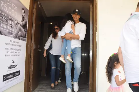 Akshay Kumar - Twinkle Khanna snapped with daughter Nitara