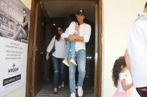 Akshay Kumar - Twinkle Khanna snapped with daughter Nitara