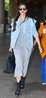 Sonam Kapoor snapped at the airport!