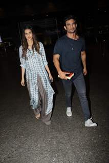 Sushant Singh and Kriti Sanon snapped at the airport!