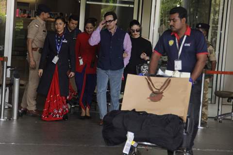 Saif Ali Khan and Kareena Kapoor snapped at the airport