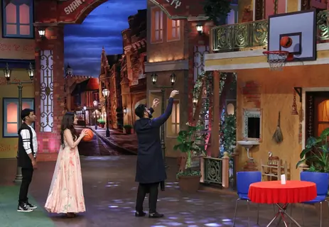 Arjun Kapoor and Shraddha Kapoor play basket ball on 'The Kapil Sharma Show'