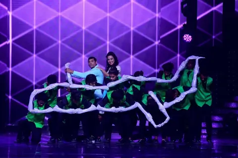 Siddarth & Trupti Jadhav perform with Question mark Crew on the sets of Nach Baliye 8