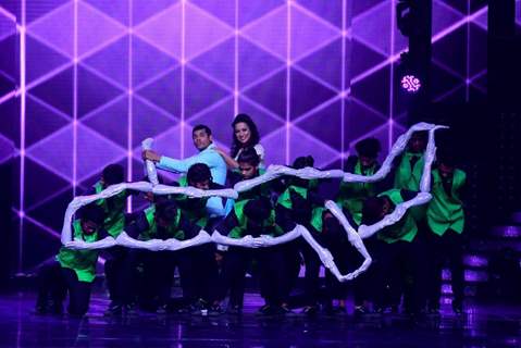 Siddarth & Trupti Jadhav perform with Question mark Crew on the sets of Nach Baliye 8