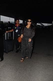 Vidya Balan looks cool at the Airport