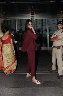 Vidya Balan-Kriti Sanon at the Airport!