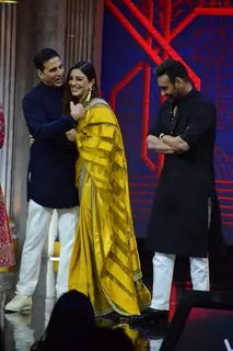 Tabu and Akshay having a gala time on the sets of The Great Indian Laughter Challenge