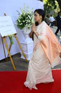 Rani Mukerji arrives at her father's prayer meet