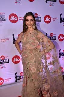 Deepika Padukone looks enthralling in this Saree