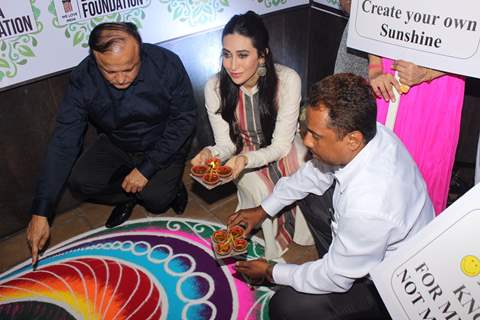 Karisma Kapoor decorates the Rangoli