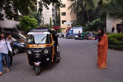 Vidya Balan interacts with an auto driver