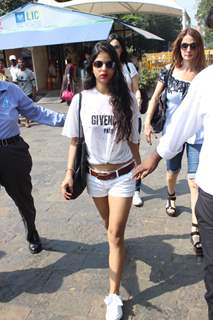 Suhana Khan leaves for SRK's birthday