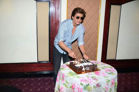 Shah Rukh Khan is such a poser!