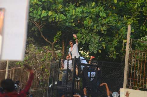 Shah Rukh Khan waves at his fans!