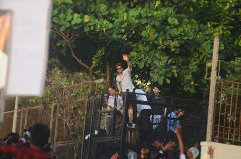 Shah Rukh Khan outside Mannat on his big day!