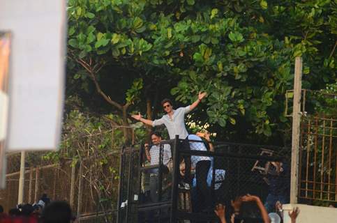 Shah Rukh Khan greets his fans with his presence