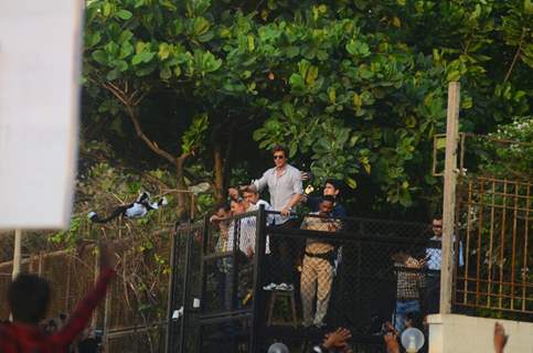 Shah Rukh Khan throws a special gift for his fans