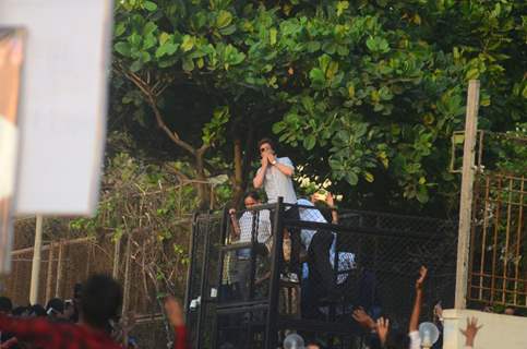 Shah Rukh Khan flys a kiss for his fans