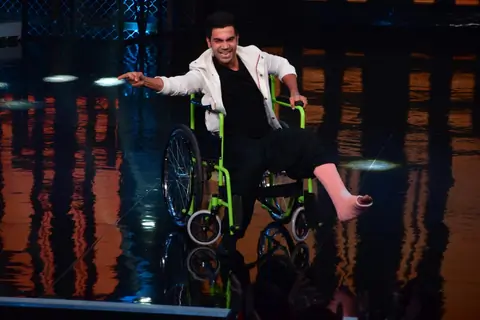 Rajkummar performs on stage despite of his injury