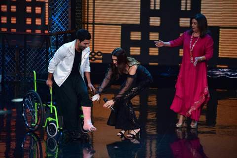 Kriti Sanon helps Rajkummar on the stage