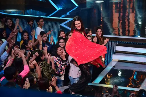 Kriti Sanon keeps the crowd cheering