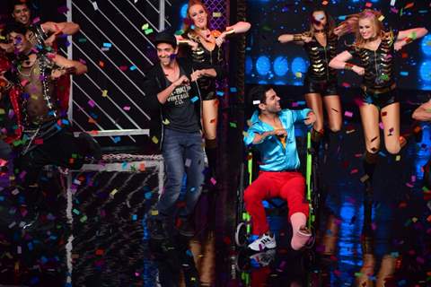 Hrithik - Rajkummar shake a leg on Lip Sing Battle