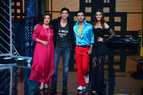 Hrithik - Kriti - Rajkummar - Farah Khan pose as a Team