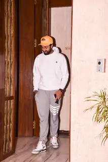 Abhishek walks out smiling from Manish's house