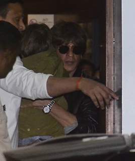 SRK carrying Abram on his shoulders