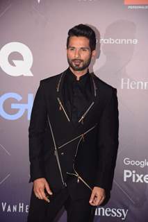 Posing at the carpet: Shahid Kapoor