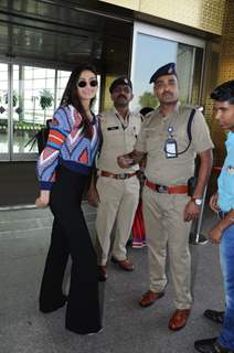 Athiya clicks a picture with the policemen