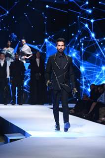 Shahid Kapoor gives the perfect look