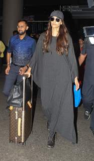 Sonam Kapoor's cool attitude at the Airport