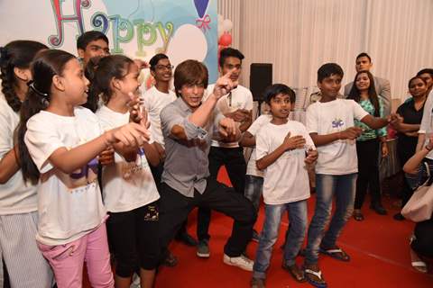 A cute SRK celebrates children's day