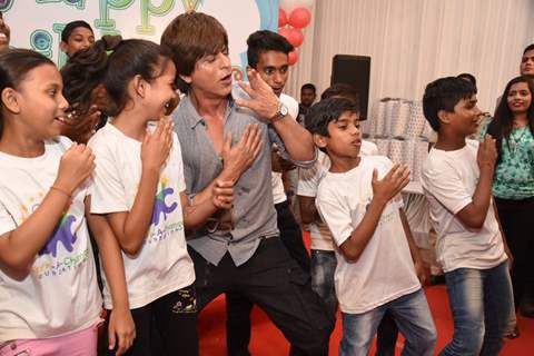 A cute SRK celebrates children's day