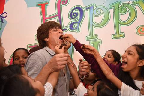 A cute SRK celebrates children's day